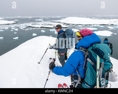 Alpine ski Bergsteiger ski Downhill in der Antarktis Stockfoto