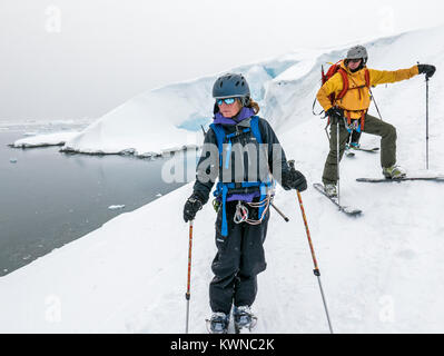 Alpine ski Bergsteiger ski Downhill in der Antarktis Stockfoto