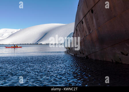 Touristen in Kajaks besuchen Norweigan Walfang Schiffbruch; Gouvenoren; Enterprise Insel; Antarktis Stockfoto