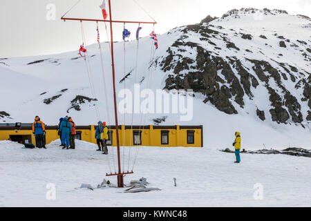 Kreuzfahrtschiff Besucher der Arctowski Forschungsstation; Polnisch; King George Island; Antarktis Stockfoto