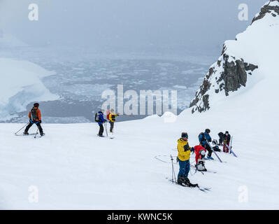 Skitourengeher roped gemeinsam für Sicherheit von gletscherspalten verwenden synthetische Felle auf Skiern den Berg hinauf zu klettern; Antarktis Stockfoto