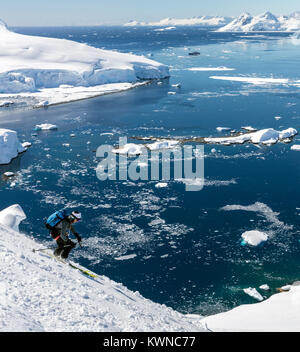 Alpine ski Bergsteiger ski Downhill in der Antarktis; Nansen Island Stockfoto