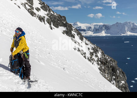 Skitourengeher roped gemeinsam für Sicherheit von gletscherspalten verwenden synthetische Felle auf Skiern den Berg hinauf zu klettern; Rongé Island; Arctowski Halbinsel; Antarktis Stockfoto