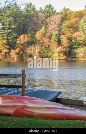 Vermietung Kanus und Kajaks aufgereiht entlang Mirror Lake in Wisconsin im Herbst Stockfoto