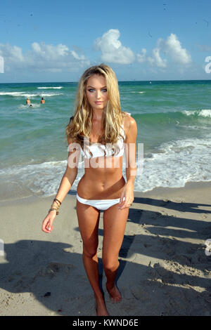 MIAMI BEACH, FL - 14. NOVEMBER: (exklusive Deckung) Die neueste Raserei für Victoria's Secret ist blond Bombe shell Candice Swanepoel (geboren am 20. Oktober 1988) ist eine Südafrikanische Modell am Besten für Ihre Arbeit mit Victoria's Secret bekannt und als einer der Firma Signatur Engel. Am 14. November 2008 in Miami Beach, Florida, Leute: Candice Swanepoel Stockfoto