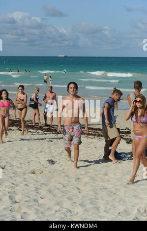 MIAMI BEACH, FL - 24. Mai: Diego boneta Studien seinen Rock Of Ages Skript und als nimmt eine in Miami Beach schwimmen mit einer unbekannten Frau. Alles lief glatt, wenn ein Stern in einem lila Badeanzug blast 12 Jahre auf der Szene stecken, die versuchen, in den Bildern und stahl die Show zu bekommen. (Vielleicht der junge Fan dachte, dass wir die Dreharbeiten waren Glee durch den Blick von ihr Tanz Routine). Diego Andrés González Boneta (geboren am 29. November 1990 in Mexiko-Stadt) ist ein mexikanischer Sänger und Schauspieler. Er ist am besten für die Wiedergabe von Rocco in der mexikanischen Seifenoper Rebelde und wiederkehrenden Charakter Javier Luna in der Se bekannt Stockfoto