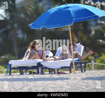 MIAMI BEACH, FL - 24. Mai: Diego boneta Studien seinen Rock Of Ages Skript und als nimmt eine in Miami Beach schwimmen mit einer unbekannten Frau. Alles lief glatt, wenn ein Stern in einem lila Badeanzug blast 12 Jahre auf der Szene stecken, die versuchen, in den Bildern und stahl die Show zu bekommen. (Vielleicht der junge Fan dachte, dass wir die Dreharbeiten waren Glee durch den Blick von ihr Tanz Routine). Diego Andrés González Boneta (geboren am 29. November 1990 in Mexiko-Stadt) ist ein mexikanischer Sänger und Schauspieler. Er ist am besten für die Wiedergabe von Rocco in der mexikanischen Seifenoper Rebelde und wiederkehrenden Charakter Javier Luna in der Se bekannt Stockfoto