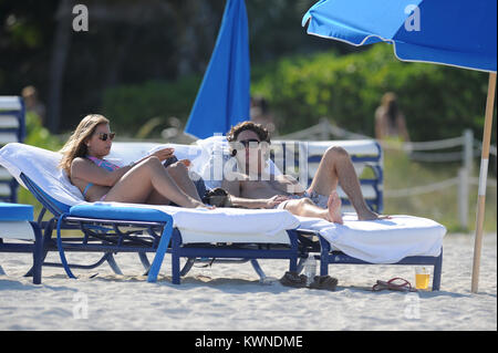 MIAMI BEACH, FL - 24. Mai: Diego boneta Studien seinen Rock Of Ages Skript und als nimmt eine in Miami Beach schwimmen mit einer unbekannten Frau. Alles lief glatt, wenn ein Stern in einem lila Badeanzug blast 12 Jahre auf der Szene stecken, die versuchen, in den Bildern und stahl die Show zu bekommen. (Vielleicht der junge Fan dachte, dass wir die Dreharbeiten waren Glee durch den Blick von ihr Tanz Routine). Diego Andrés González Boneta (geboren am 29. November 1990 in Mexiko-Stadt) ist ein mexikanischer Sänger und Schauspieler. Er ist am besten für die Wiedergabe von Rocco in der mexikanischen Seifenoper Rebelde und wiederkehrenden Charakter Javier Luna in der Se bekannt Stockfoto