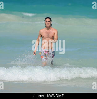 MIAMI BEACH, FL - 24. Mai: Diego boneta Studien seinen Rock Of Ages Skript und als nimmt eine in Miami Beach schwimmen mit einer unbekannten Frau. Alles lief glatt, wenn ein Stern in einem lila Badeanzug blast 12 Jahre auf der Szene stecken, die versuchen, in den Bildern und stahl die Show zu bekommen. (Vielleicht der junge Fan dachte, dass wir die Dreharbeiten waren Glee durch den Blick von ihr Tanz Routine). Diego Andrés González Boneta (geboren am 29. November 1990 in Mexiko-Stadt) ist ein mexikanischer Sänger und Schauspieler. Er ist am besten für die Wiedergabe von Rocco in der mexikanischen Seifenoper Rebelde und wiederkehrenden Charakter Javier Luna in der Se bekannt Stockfoto