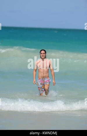 MIAMI BEACH, FL - 24. Mai: Diego boneta Studien seinen Rock Of Ages Skript und als nimmt eine in Miami Beach schwimmen mit einer unbekannten Frau. Alles lief glatt, wenn ein Stern in einem lila Badeanzug blast 12 Jahre auf der Szene stecken, die versuchen, in den Bildern und stahl die Show zu bekommen. (Vielleicht der junge Fan dachte, dass wir die Dreharbeiten waren Glee durch den Blick von ihr Tanz Routine). Diego Andrés González Boneta (geboren am 29. November 1990 in Mexiko-Stadt) ist ein mexikanischer Sänger und Schauspieler. Er ist am besten für die Wiedergabe von Rocco in der mexikanischen Seifenoper Rebelde und wiederkehrenden Charakter Javier Luna in der Se bekannt Stockfoto