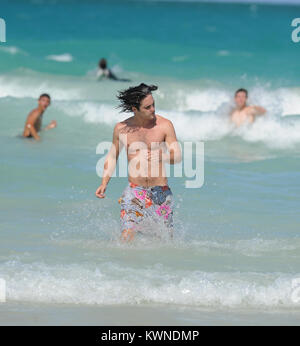 MIAMI BEACH, FL - 24. Mai: Diego boneta Studien seinen Rock Of Ages Skript und als nimmt eine in Miami Beach schwimmen mit einer unbekannten Frau. Alles lief glatt, wenn ein Stern in einem lila Badeanzug blast 12 Jahre auf der Szene stecken, die versuchen, in den Bildern und stahl die Show zu bekommen. (Vielleicht der junge Fan dachte, dass wir die Dreharbeiten waren Glee durch den Blick von ihr Tanz Routine). Diego Andrés González Boneta (geboren am 29. November 1990 in Mexiko-Stadt) ist ein mexikanischer Sänger und Schauspieler. Er ist am besten für die Wiedergabe von Rocco in der mexikanischen Seifenoper Rebelde und wiederkehrenden Charakter Javier Luna in der Se bekannt Stockfoto