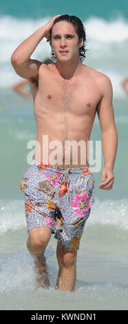 MIAMI BEACH, FL - 24. Mai: Diego boneta Studien seinen Rock Of Ages Skript und als nimmt eine in Miami Beach schwimmen mit einer unbekannten Frau. Alles lief glatt, wenn ein Stern in einem lila Badeanzug blast 12 Jahre auf der Szene stecken, die versuchen, in den Bildern und stahl die Show zu bekommen. (Vielleicht der junge Fan dachte, dass wir die Dreharbeiten waren Glee durch den Blick von ihr Tanz Routine). Diego Andrés González Boneta (geboren am 29. November 1990 in Mexiko-Stadt) ist ein mexikanischer Sänger und Schauspieler. Er ist am besten für die Wiedergabe von Rocco in der mexikanischen Seifenoper Rebelde und wiederkehrenden Charakter Javier Luna in der Se bekannt Stockfoto