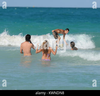 MIAMI BEACH, FL - 24. Mai: Diego boneta Studien seinen Rock Of Ages Skript und als nimmt eine in Miami Beach schwimmen mit einer unbekannten Frau. Alles lief glatt, wenn ein Stern in einem lila Badeanzug blast 12 Jahre auf der Szene stecken, die versuchen, in den Bildern und stahl die Show zu bekommen. (Vielleicht der junge Fan dachte, dass wir die Dreharbeiten waren Glee durch den Blick von ihr Tanz Routine). Diego Andrés González Boneta (geboren am 29. November 1990 in Mexiko-Stadt) ist ein mexikanischer Sänger und Schauspieler. Er ist am besten für die Wiedergabe von Rocco in der mexikanischen Seifenoper Rebelde und wiederkehrenden Charakter Javier Luna in der Se bekannt Stockfoto