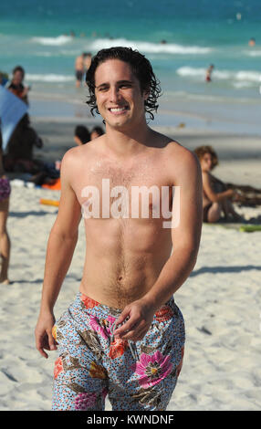 MIAMI BEACH, FL - 24. Mai: Diego boneta Studien seinen Rock Of Ages Skript und als nimmt eine in Miami Beach schwimmen mit einer unbekannten Frau. Alles lief glatt, wenn ein Stern in einem lila Badeanzug blast 12 Jahre auf der Szene stecken, die versuchen, in den Bildern und stahl die Show zu bekommen. (Vielleicht der junge Fan dachte, dass wir die Dreharbeiten waren Glee durch den Blick von ihr Tanz Routine). Diego Andrés González Boneta (geboren am 29. November 1990 in Mexiko-Stadt) ist ein mexikanischer Sänger und Schauspieler. Er ist am besten für die Wiedergabe von Rocco in der mexikanischen Seifenoper Rebelde und wiederkehrenden Charakter Javier Luna in der Se bekannt Stockfoto