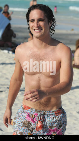MIAMI BEACH, FL - 24. Mai: Diego boneta Studien seinen Rock Of Ages Skript und als nimmt eine in Miami Beach schwimmen mit einer unbekannten Frau. Alles lief glatt, wenn ein Stern in einem lila Badeanzug blast 12 Jahre auf der Szene stecken, die versuchen, in den Bildern und stahl die Show zu bekommen. (Vielleicht der junge Fan dachte, dass wir die Dreharbeiten waren Glee durch den Blick von ihr Tanz Routine). Diego Andrés González Boneta (geboren am 29. November 1990 in Mexiko-Stadt) ist ein mexikanischer Sänger und Schauspieler. Er ist am besten für die Wiedergabe von Rocco in der mexikanischen Seifenoper Rebelde und wiederkehrenden Charakter Javier Luna in der Se bekannt Stockfoto