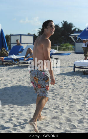 MIAMI BEACH, FL - 24. Mai: Diego boneta Studien seinen Rock Of Ages Skript und als nimmt eine in Miami Beach schwimmen mit einer unbekannten Frau. Alles lief glatt, wenn ein Stern in einem lila Badeanzug blast 12 Jahre auf der Szene stecken, die versuchen, in den Bildern und stahl die Show zu bekommen. (Vielleicht der junge Fan dachte, dass wir die Dreharbeiten waren Glee durch den Blick von ihr Tanz Routine). Diego Andrés González Boneta (geboren am 29. November 1990 in Mexiko-Stadt) ist ein mexikanischer Sänger und Schauspieler. Er ist am besten für die Wiedergabe von Rocco in der mexikanischen Seifenoper Rebelde und wiederkehrenden Charakter Javier Luna in der Se bekannt Stockfoto