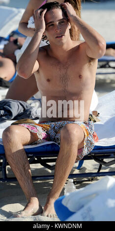 MIAMI BEACH, FL - 24. Mai: Diego boneta Studien seinen Rock Of Ages Skript und als nimmt eine in Miami Beach schwimmen mit einer unbekannten Frau. Alles lief glatt, wenn ein Stern in einem lila Badeanzug blast 12 Jahre auf der Szene stecken, die versuchen, in den Bildern und stahl die Show zu bekommen. (Vielleicht der junge Fan dachte, dass wir die Dreharbeiten waren Glee durch den Blick von ihr Tanz Routine). Diego Andrés González Boneta (geboren am 29. November 1990 in Mexiko-Stadt) ist ein mexikanischer Sänger und Schauspieler. Er ist am besten für die Wiedergabe von Rocco in der mexikanischen Seifenoper Rebelde und wiederkehrenden Charakter Javier Luna in der Se bekannt Stockfoto
