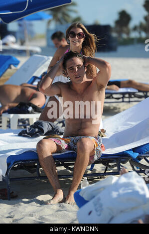 MIAMI BEACH, FL - 24. Mai: Diego boneta Studien seinen Rock Of Ages Skript und als nimmt eine in Miami Beach schwimmen mit einer unbekannten Frau. Alles lief glatt, wenn ein Stern in einem lila Badeanzug blast 12 Jahre auf der Szene stecken, die versuchen, in den Bildern und stahl die Show zu bekommen. (Vielleicht der junge Fan dachte, dass wir die Dreharbeiten waren Glee durch den Blick von ihr Tanz Routine). Diego Andrés González Boneta (geboren am 29. November 1990 in Mexiko-Stadt) ist ein mexikanischer Sänger und Schauspieler. Er ist am besten für die Wiedergabe von Rocco in der mexikanischen Seifenoper Rebelde und wiederkehrenden Charakter Javier Luna in der Se bekannt Stockfoto