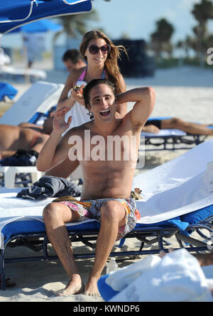 MIAMI BEACH, FL - 24. Mai: Diego boneta Studien seinen Rock Of Ages Skript und als nimmt eine in Miami Beach schwimmen mit einer unbekannten Frau. Alles lief glatt, wenn ein Stern in einem lila Badeanzug blast 12 Jahre auf der Szene stecken, die versuchen, in den Bildern und stahl die Show zu bekommen. (Vielleicht der junge Fan dachte, dass wir die Dreharbeiten waren Glee durch den Blick von ihr Tanz Routine). Diego Andrés González Boneta (geboren am 29. November 1990 in Mexiko-Stadt) ist ein mexikanischer Sänger und Schauspieler. Er ist am besten für die Wiedergabe von Rocco in der mexikanischen Seifenoper Rebelde und wiederkehrenden Charakter Javier Luna in der Se bekannt Stockfoto