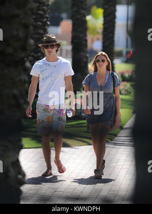 MIAMI BEACH, FL - 24. Mai: Diego boneta Studien seinen Rock Of Ages Skript und als nimmt eine in Miami Beach schwimmen mit einer unbekannten Frau. Alles lief glatt, wenn ein Stern in einem lila Badeanzug blast 12 Jahre auf der Szene stecken, die versuchen, in den Bildern und stahl die Show zu bekommen. (Vielleicht der junge Fan dachte, dass wir die Dreharbeiten waren Glee durch den Blick von ihr Tanz Routine). Diego Andrés González Boneta (geboren am 29. November 1990 in Mexiko-Stadt) ist ein mexikanischer Sänger und Schauspieler. Er ist am besten für die Wiedergabe von Rocco in der mexikanischen Seifenoper Rebelde und wiederkehrenden Charakter Javier Luna in der Se bekannt Stockfoto