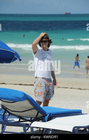 MIAMI BEACH, FL - 24. Mai: Diego boneta Studien seinen Rock Of Ages Skript und als nimmt eine in Miami Beach schwimmen mit einer unbekannten Frau. Alles lief glatt, wenn ein Stern in einem lila Badeanzug blast 12 Jahre auf der Szene stecken, die versuchen, in den Bildern und stahl die Show zu bekommen. (Vielleicht der junge Fan dachte, dass wir die Dreharbeiten waren Glee durch den Blick von ihr Tanz Routine). Diego Andrés González Boneta (geboren am 29. November 1990 in Mexiko-Stadt) ist ein mexikanischer Sänger und Schauspieler. Er ist am besten für die Wiedergabe von Rocco in der mexikanischen Seifenoper Rebelde und wiederkehrenden Charakter Javier Luna in der Se bekannt Stockfoto