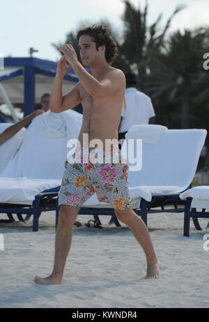 MIAMI BEACH, FL - 24. Mai: Diego boneta Studien seinen Rock Of Ages Skript und als nimmt eine in Miami Beach schwimmen mit einer unbekannten Frau. Alles lief glatt, wenn ein Stern in einem lila Badeanzug blast 12 Jahre auf der Szene stecken, die versuchen, in den Bildern und stahl die Show zu bekommen. (Vielleicht der junge Fan dachte, dass wir die Dreharbeiten waren Glee durch den Blick von ihr Tanz Routine). Diego Andrés González Boneta (geboren am 29. November 1990 in Mexiko-Stadt) ist ein mexikanischer Sänger und Schauspieler. Er ist am besten für die Wiedergabe von Rocco in der mexikanischen Seifenoper Rebelde und wiederkehrenden Charakter Javier Luna in der Se bekannt Stockfoto