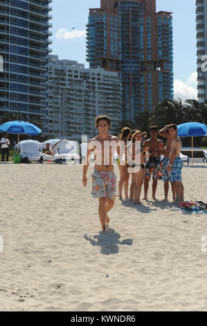 MIAMI BEACH, FL - 24. Mai: Diego boneta Studien seinen Rock Of Ages Skript und als nimmt eine in Miami Beach schwimmen mit einer unbekannten Frau. Alles lief glatt, wenn ein Stern in einem lila Badeanzug blast 12 Jahre auf der Szene stecken, die versuchen, in den Bildern und stahl die Show zu bekommen. (Vielleicht der junge Fan dachte, dass wir die Dreharbeiten waren Glee durch den Blick von ihr Tanz Routine). Diego Andrés González Boneta (geboren am 29. November 1990 in Mexiko-Stadt) ist ein mexikanischer Sänger und Schauspieler. Er ist am besten für die Wiedergabe von Rocco in der mexikanischen Seifenoper Rebelde und wiederkehrenden Charakter Javier Luna in der Se bekannt Stockfoto