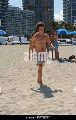 MIAMI BEACH, FL - 24. Mai: Diego boneta Studien seinen Rock Of Ages Skript und als nimmt eine in Miami Beach schwimmen mit einer unbekannten Frau. Alles lief glatt, wenn ein Stern in einem lila Badeanzug blast 12 Jahre auf der Szene stecken, die versuchen, in den Bildern und stahl die Show zu bekommen. (Vielleicht der junge Fan dachte, dass wir die Dreharbeiten waren Glee durch den Blick von ihr Tanz Routine). Diego Andrés González Boneta (geboren am 29. November 1990 in Mexiko-Stadt) ist ein mexikanischer Sänger und Schauspieler. Er ist am besten für die Wiedergabe von Rocco in der mexikanischen Seifenoper Rebelde und wiederkehrenden Charakter Javier Luna in der Se bekannt Stockfoto