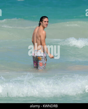 MIAMI BEACH, FL - 24. Mai: Diego boneta Studien seinen Rock Of Ages Skript und als nimmt eine in Miami Beach schwimmen mit einer unbekannten Frau. Alles lief glatt, wenn ein Stern in einem lila Badeanzug blast 12 Jahre auf der Szene stecken, die versuchen, in den Bildern und stahl die Show zu bekommen. (Vielleicht der junge Fan dachte, dass wir die Dreharbeiten waren Glee durch den Blick von ihr Tanz Routine). Diego Andrés González Boneta (geboren am 29. November 1990 in Mexiko-Stadt) ist ein mexikanischer Sänger und Schauspieler. Er ist am besten für die Wiedergabe von Rocco in der mexikanischen Seifenoper Rebelde und wiederkehrenden Charakter Javier Luna in der Se bekannt Stockfoto