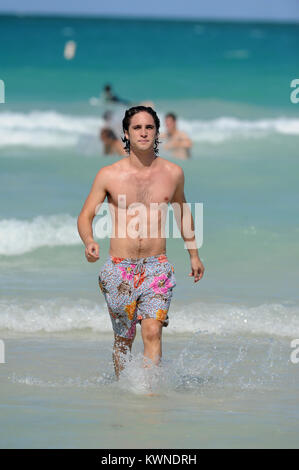 MIAMI BEACH, FL - 24. Mai: Diego boneta Studien seinen Rock Of Ages Skript und als nimmt eine in Miami Beach schwimmen mit einer unbekannten Frau. Alles lief glatt, wenn ein Stern in einem lila Badeanzug blast 12 Jahre auf der Szene stecken, die versuchen, in den Bildern und stahl die Show zu bekommen. (Vielleicht der junge Fan dachte, dass wir die Dreharbeiten waren Glee durch den Blick von ihr Tanz Routine). Diego Andrés González Boneta (geboren am 29. November 1990 in Mexiko-Stadt) ist ein mexikanischer Sänger und Schauspieler. Er ist am besten für die Wiedergabe von Rocco in der mexikanischen Seifenoper Rebelde und wiederkehrenden Charakter Javier Luna in der Se bekannt Stockfoto