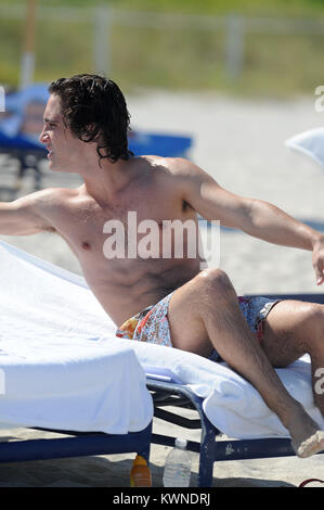 MIAMI BEACH, FL - 24. Mai: Diego boneta Studien seinen Rock Of Ages Skript und als nimmt eine in Miami Beach schwimmen mit einer unbekannten Frau. Alles lief glatt, wenn ein Stern in einem lila Badeanzug blast 12 Jahre auf der Szene stecken, die versuchen, in den Bildern und stahl die Show zu bekommen. (Vielleicht der junge Fan dachte, dass wir die Dreharbeiten waren Glee durch den Blick von ihr Tanz Routine). Diego Andrés González Boneta (geboren am 29. November 1990 in Mexiko-Stadt) ist ein mexikanischer Sänger und Schauspieler. Er ist am besten für die Wiedergabe von Rocco in der mexikanischen Seifenoper Rebelde und wiederkehrenden Charakter Javier Luna in der Se bekannt Stockfoto