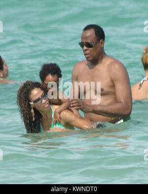 MIAMI BEACH - 31. Juli: Dr. Conrad Murray (AKA Conrad Robert Murray - Geboren: 19-Feb-1953) seinen Urlaub am Strand und am Pool in Miami mit Baby Mama Nicole Alvarez und ihr kleiner Sohn und Ihre aus Los Angeles cop Wer ist Ihr Körper schützen. Dr. Murray gehandelt wie er nicht eine Betreuung in der Welt und bei einem Punkt thew seine Hände' haben, als zu sagen, ich gebe auf. Kardiologe Conrad Murray war angeblich bezahlt $ 150.000 pro Monat als persönliche Michael Jacksons Arzt zu handeln. Er verordnet, übermäßig hohe Propofol nach Jackson, angeblich verursacht den Tod des Sängers. Auf J Stockfoto