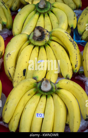 Drei Trauben von reifen Bananen zum Verkauf an einer Thai Street Market Stockfoto