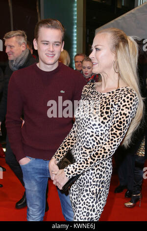 Prominente Teilnehmer der "Kinky Boots" musikalische Premiere im Operettenhaus, Hamburg Mit: Jenny Elvers und ihr Sohn Paul Glasaale Wo: Hamburg, Deutschland Wann: 03 Dec 2017 Credit: Becher/WENN.com Stockfoto