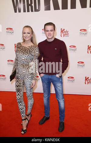 Prominente Teilnehmer der "Kinky Boots" musikalische Premiere im Operettenhaus, Hamburg Mit: Jenny Elvers und ihr Sohn Paul Glasaale Wo: Hamburg, Deutschland Wann: 03 Dec 2017 Credit: Becher/WENN.com Stockfoto