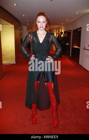 Prominente Teilnehmer der "Kinky Boots" musikalische Premiere im Operettenhaus, Hamburg Mit: Barbara Meier, Wo: Hamburg, Deutschland Wann: 03 Dec 2017 Credit: Becher/WENN.com Stockfoto