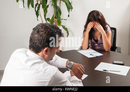 Betonte Business woman Kopf in den Händen in eine geschäftliche Besprechung Stockfoto