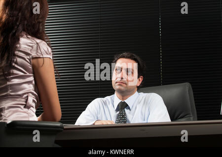 Business-Mann und Frau im Büro Stockfoto