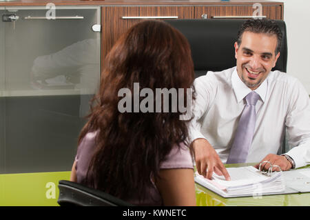 Business-Mann und Frau im Büro Stockfoto