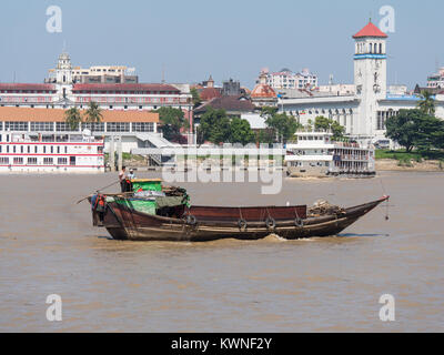 Yangon Waterfront über den Yangon River von Dala gesehen. Das Foto zeigt die Pansodan Ferry Terminal für die Fähre nach Dala und Myanma Port Ermächtigung Stockfoto