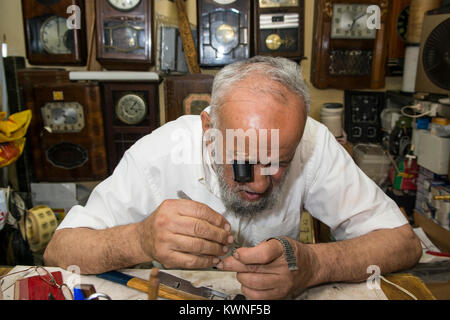 Alter Mann in Watch Repair Shop arbeiten Stockfoto