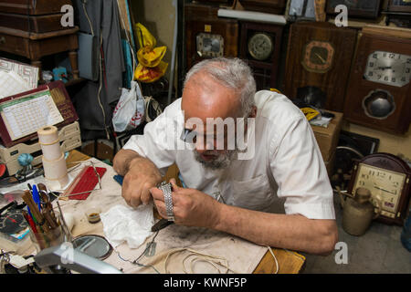 Alter Mann in Watch Repair Shop arbeiten Stockfoto