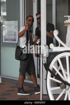 MIAMI BEACH, FL - 15. Juli: (exklusive Deckung) Craig David in South Beach. Craig Ashley David (* 5. Mai 1981) ist ein britischer Sänger und Songwriter. Am 15. Juli 2011 in Miami Beach, Florida, Leute: Craig David Stockfoto