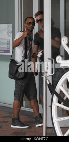 MIAMI BEACH, FL - 15. Juli: (exklusive Deckung) Craig David in South Beach. Craig Ashley David (* 5. Mai 1981) ist ein britischer Sänger und Songwriter. Am 15. Juli 2011 in Miami Beach, Florida, Leute: Craig David Stockfoto