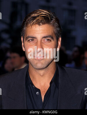 MIAMI BEACH, FL - 05. AUGUST: Nach einem verurteilt Vier Jahre Ehe, er hat gesagt, daß Er nie wieder tue. Aber das hat nicht aufgehört, die 50-jährige George Clooney seine Magie arbeiten mit den Damen. Nur einen Monat nach der Trennung von seiner langjährigen Freundin, italienischen Model und Schauspielerin Elisabetta Canalis, der Ehemaligen er Sterne hat, verstrickt sich eine neue Liebe. Schritt 31-jährige Amerikanische Schauspielerin Stacy Keibler, die als ehemalige Wrestler Professional hat mindestens eine weitere Zeichenkette ihrem Bogen als 32-jährige Canalis. Nach US-Berichte, 13 Schauspieler der Ozean ruhig dating Keibler von spät, h. Stockfoto