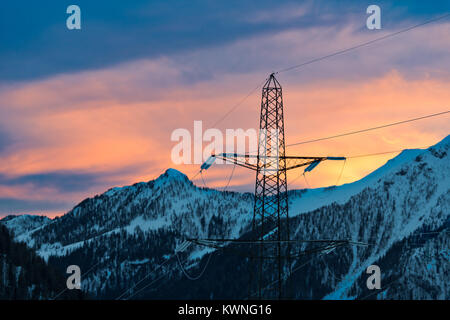 Strom Transport auf hohe Spannung Pole in die Berge. Stockfoto