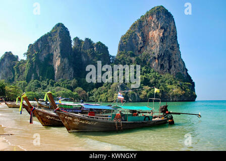 Long-tail Boote in West Railay Beach, thaïland an einem sonnigen Tag Stockfoto