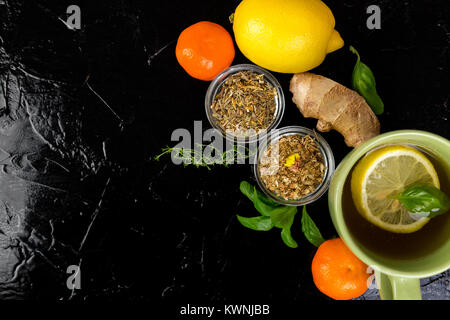 Konzept der natürlichen Medizin. Natürliche Heilmittel bei Erkältungen auf schwarzem Hintergrund. Flach. Kopieren Sie Platz. Stockfoto