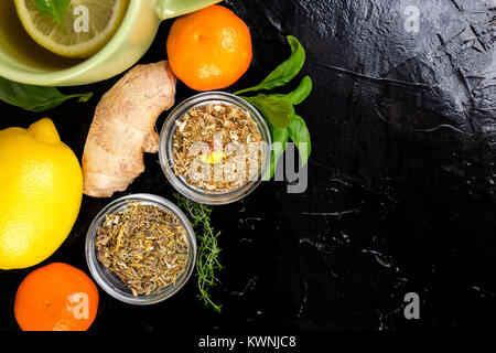 Konzept der natürlichen Medizin. Natürliche Heilmittel bei Erkältungen auf schwarzem Hintergrund. Flach. Kopieren Sie Platz. Stockfoto