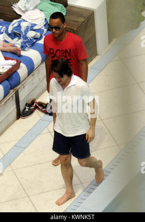 MIAMI BEACH, FL - 3. JULI: Tom Cruise feiert seinen 49. Geburtstag (3. Juli 1962) mit seiner Frau Katie Holmes und seine Kinder Suri Cruise und Connor Cruise im Soho Beach House Miami Hotel. Am 3. Juli 2011 in Miami Beach, Florida Personen: Tom Cruise Connor Cruise Stockfoto